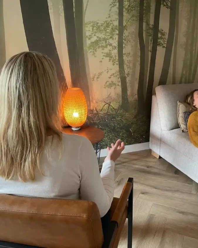 Professionele hypnotherapeut in praktijk